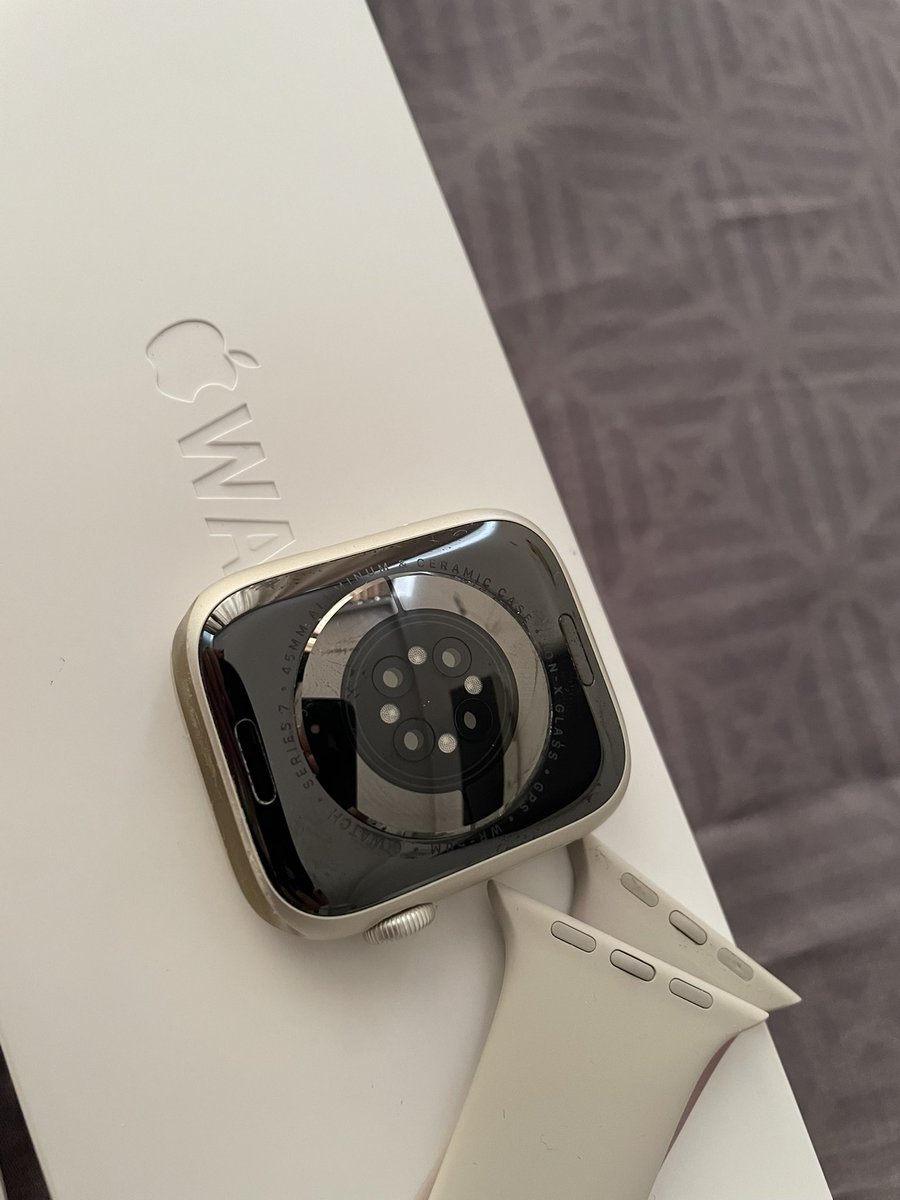 Продавам Apple Watch 7 - 45mm купен од iStyle и одлично сочуван. Цена 10,000ден. Субвенционирам ново ремче ако е услов.