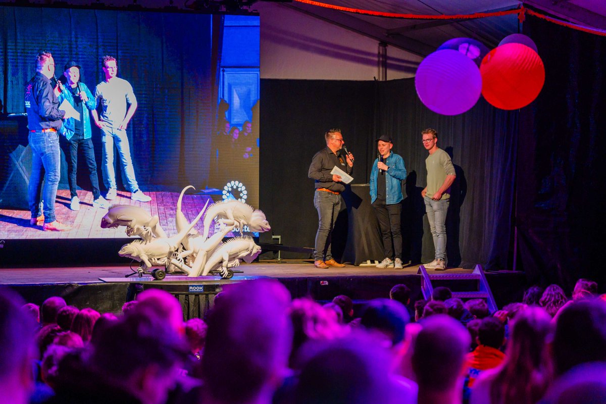 MORGEN MAQUETTEPRESENTATIE! 🤩

Morgenavond onthullen de 12 corsogroepen hun ontwerpen voor 2025 in de grote feesttent op het evenemententerrein in Sint Jansklooster. Vanaf 20:00 kom je erachter welke creaties op 15 en 16 augustus de straten van ons dorp veroveren.