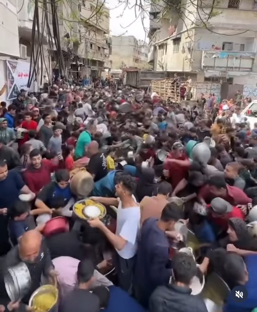 أصبح حال القطاع مزريًا للغاية. لا حديث للناس إلا عن الطعام. لم تعد المجازر والقتل تلفت انتباه الأهالي كما في السابق، بقدر ما يشغلهم البحث عما يسد رمق أطفالهم.
قريب وصديق لي خاطر بحياته، وتوجّه إلى منزل مقصوف جزئيًا داخل “المنطقة الحمراء” شديدة القصف، بعدما أخبره صاحب المنزل أن