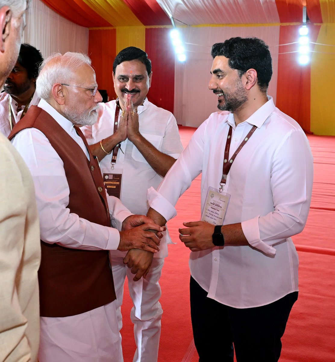 సభావేదిక వద్ద ప్రధానమంత్రి నరేంద్ర మోదీ గారికి స్వాగతం పలికిన గవర్నర్ అబ్దుల్ నజీర్ గారు, ముఖ్యమంత్రి చంద్రబాబు నాయుడు  గారు, మంత్రులు నారా లోకేష్ గారు, నారాయణ గారు, సత్యకుమార్ గారు, కొల్లు రవీంద్ర గారు,  నాదెండ్ల మనోహర్ గారు, కేంద్రమంత్రులు రామ్మోహన్ నాయుడు గారు, శ్రీనివాసవర్మ
