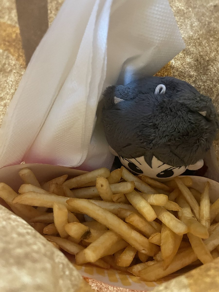 haerchives_'s tweet photo. Hirap kumuha ng fries kanina, lupet ng bantay na pusa sa loob https://t.co/NVRqycynji
