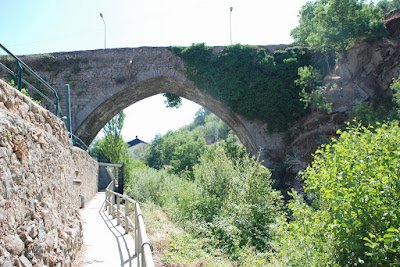 Existe en la localidad salmantina de Béjar un puente medieval, levantado con un único arco apuntado, al que llaman “de San Albín”, ya que junto a él había una ermita bajo la advocación de este obispo canonizado, cuyo culto llegó a ser muy popular en el norte de Europa.