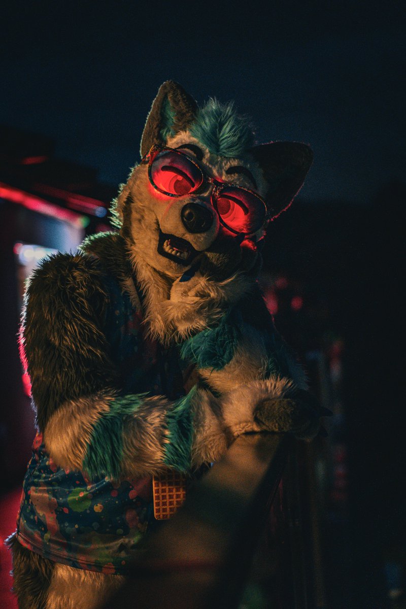 Wieczorne imprezy na 4-tym piętrze. Niezapomniane!  🪩🎈 

📸: Rasti 🐺: <a href="/RokkoWusky/">Rokko</a>   

#fkon23 #furry #fursuit #furrypl