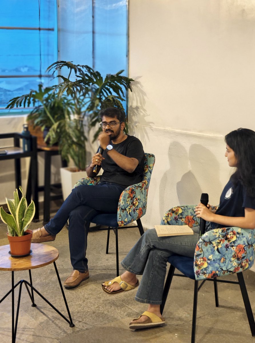 dsh_india's tweet image. From idea to impact → fundraising truths → what angels really look for 👀

Last week at DSH, we hosted Subhadeep Mondal (2.2 Club) for a 🔥 fireside chat, right before the eChai Demo Day!

Raw insights, real pitches, and startup magic. 

#startups #DemoDay