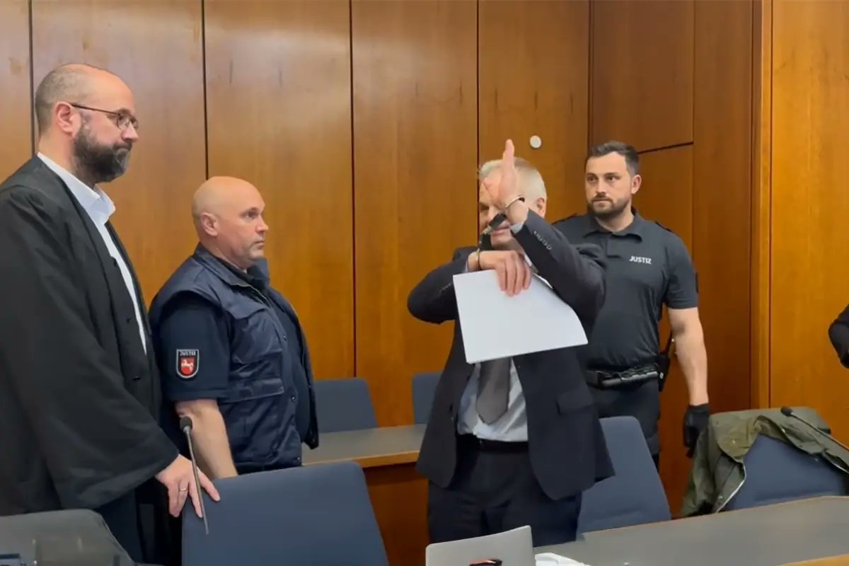 LeMediaEn442's tweet photo. Reiner Fuellmich condamné : la justice piétinée ? 
https://t.co/3EkQxvoIUB 

La peine est tombée : 3 ans et 9 mois de prison pour Reiner Fuellmich,  réduits à 2 ans et 8 mois après déduction de la détention préventive. 

Un  jugement que ses soutiens qualifient de "truqué", promettant de lever  bientôt le voile sur les irrégularités du procès.