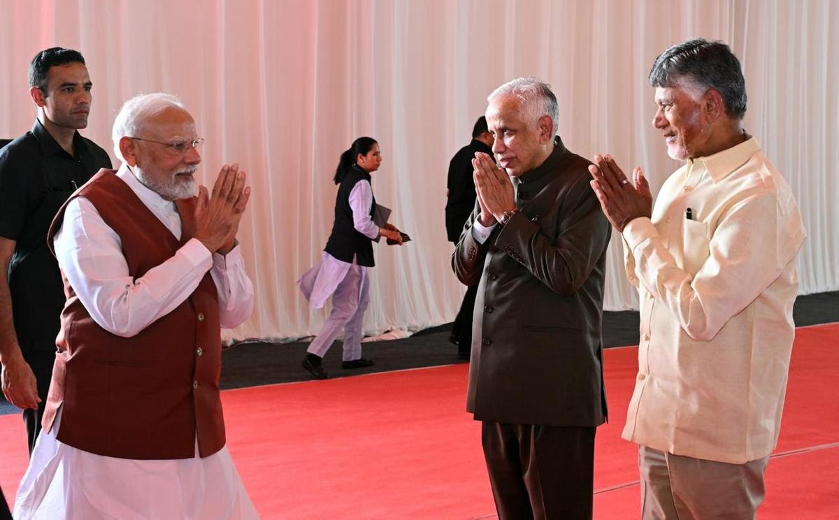 outstoryindia's tweet image. PM Modi in Andhra Pradesh today laid the foundation & inaugurated projects worth ₹58,000 crore in Amaravati — a major push for development!
Earlier, he dedicated the Vizhinjam International Seaport to the nation in Kerala.
#ModiInAP #VizhinjamPort #InfrastructurePush
