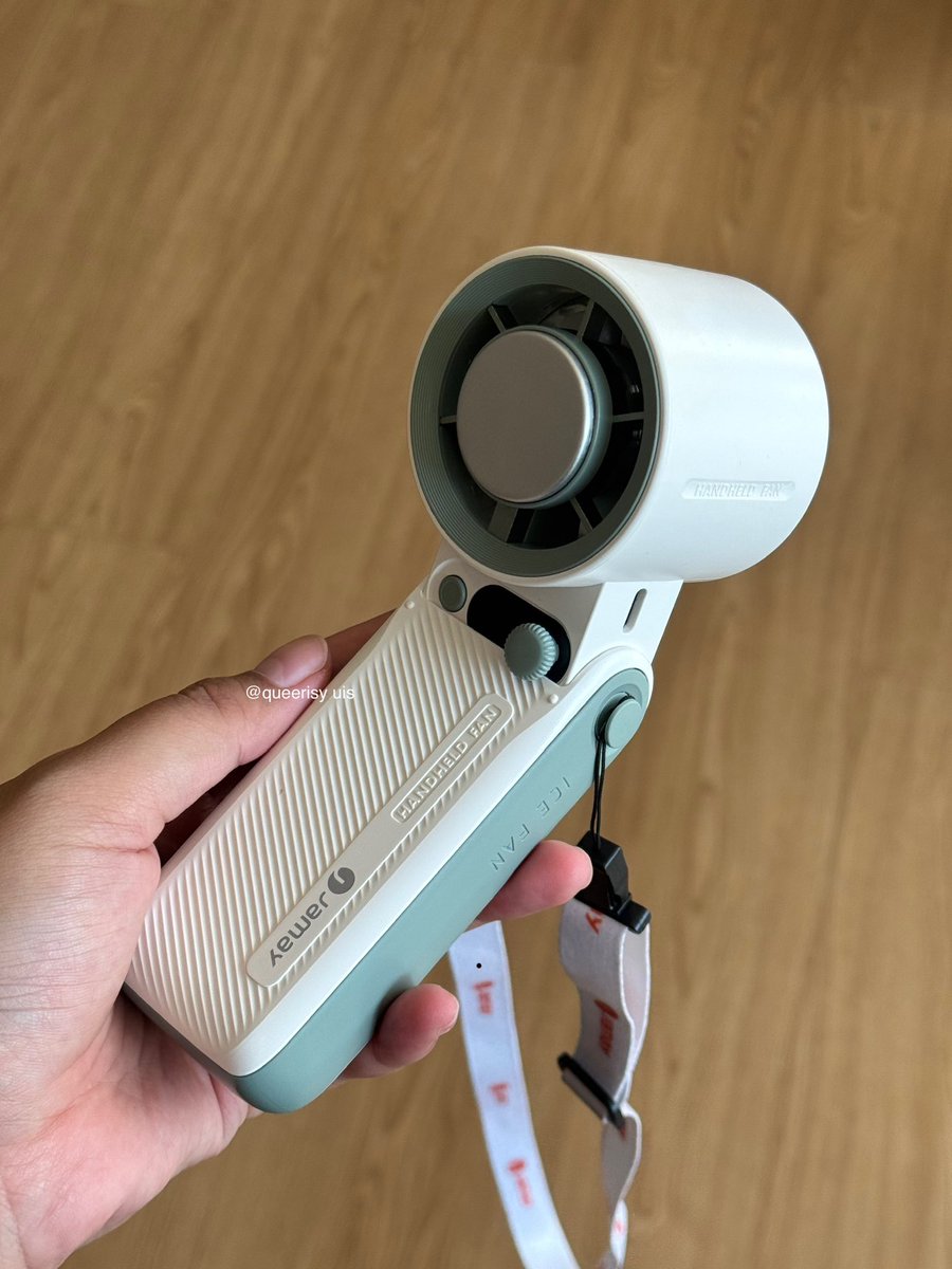 queerisy's tweet image. AKU NEMUUU LAWANNYA GOOJODOQ  

ini batrenya 8000mAh sedangkan goojodoq cuma 4000mAh LEBIH AWEETTT terus bisa cooling DAN DILIPET JUGAA… nama brandnya… JAMAY… 🫠