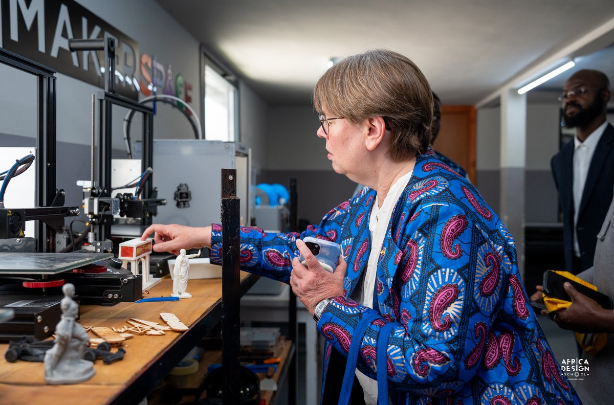 AfricaDesignSch's tweet image. Mercredi, @AfricaDesignSch a accueilli une délégation
de l'@USEmbassyBJ à #SèmèCity.
Échanges autour du design, de l'éducation et de l'innovation
Visite du Open Park &amp;amp; X-TechLab
Don de livres
Merci pour ce moment enrichissant !
#AfricaDesignSchool #USEmbassyBenin