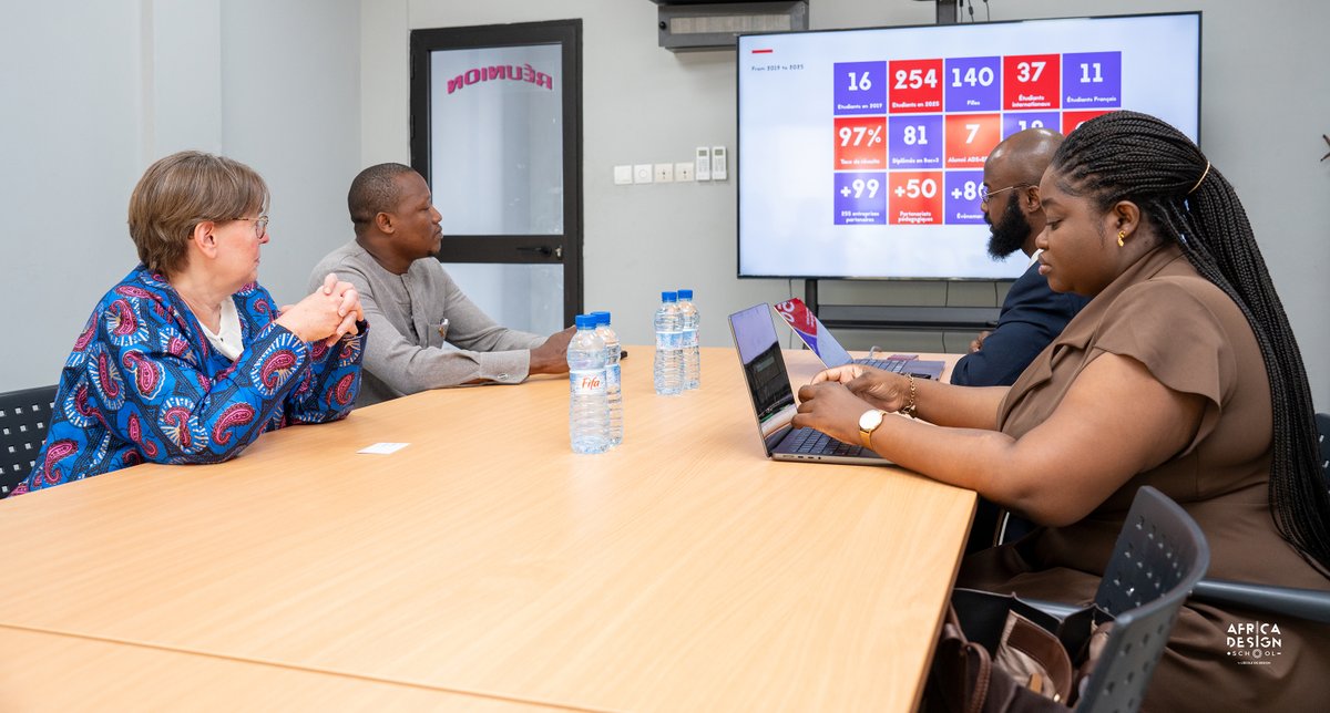 AfricaDesignSch's tweet image. Mercredi, @AfricaDesignSch a accueilli une délégation
de l'@USEmbassyBJ à #SèmèCity.
Échanges autour du design, de l'éducation et de l'innovation
Visite du Open Park &amp;amp; X-TechLab
Don de livres
Merci pour ce moment enrichissant !
#AfricaDesignSchool #USEmbassyBenin