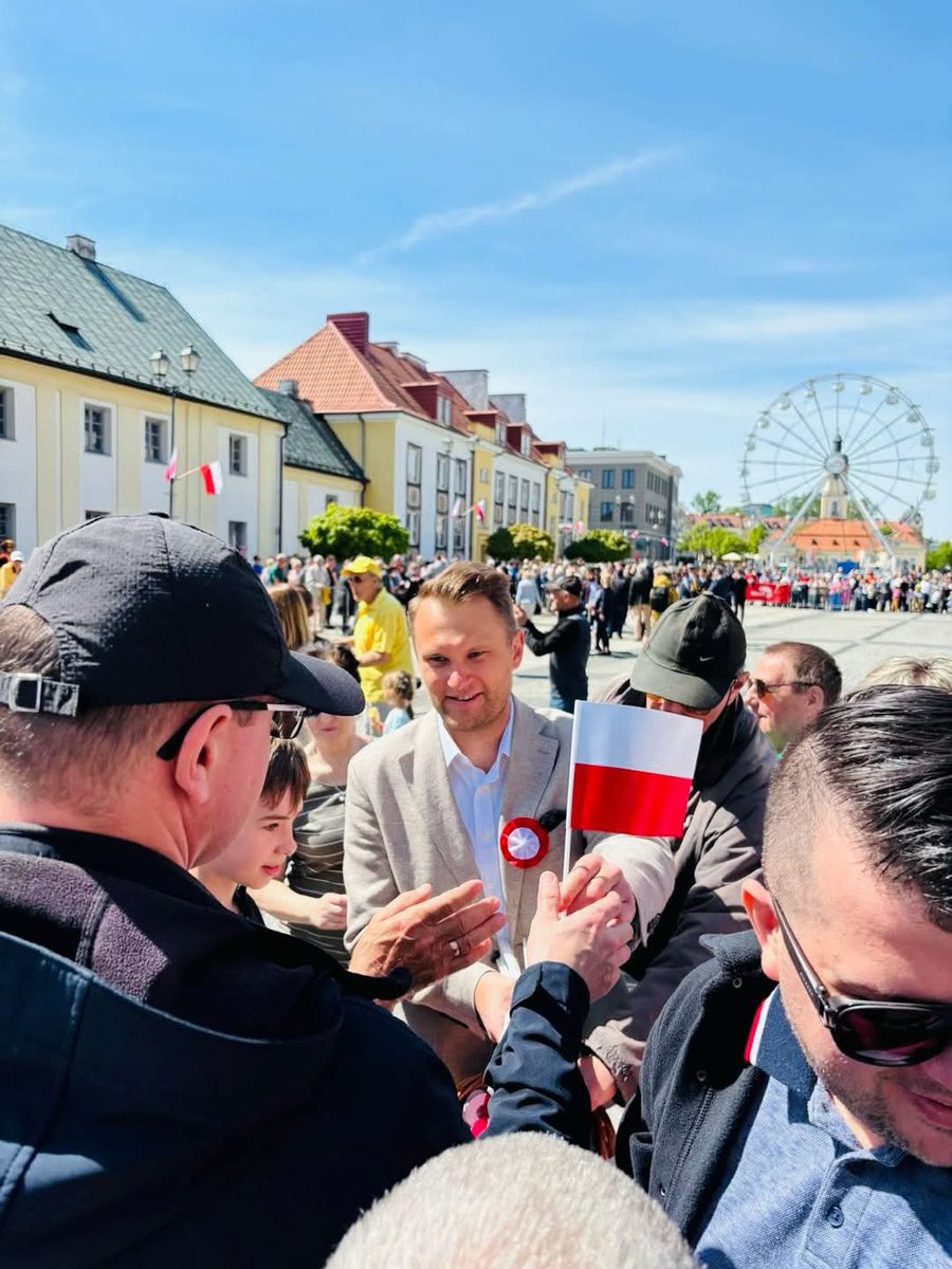 Biało-czerwona to nasz dumny symbol – łączy, nie dzieli! To historia, tożsamość i wspólnota. Dziś, w Święto Flagi, rozdawaliśmy chorągiewki, by każdy mógł ją nieść z dumą. Polska to my – razem! #Trzaskowski2025 #WygraCałaPolska
#DzieńFlagi