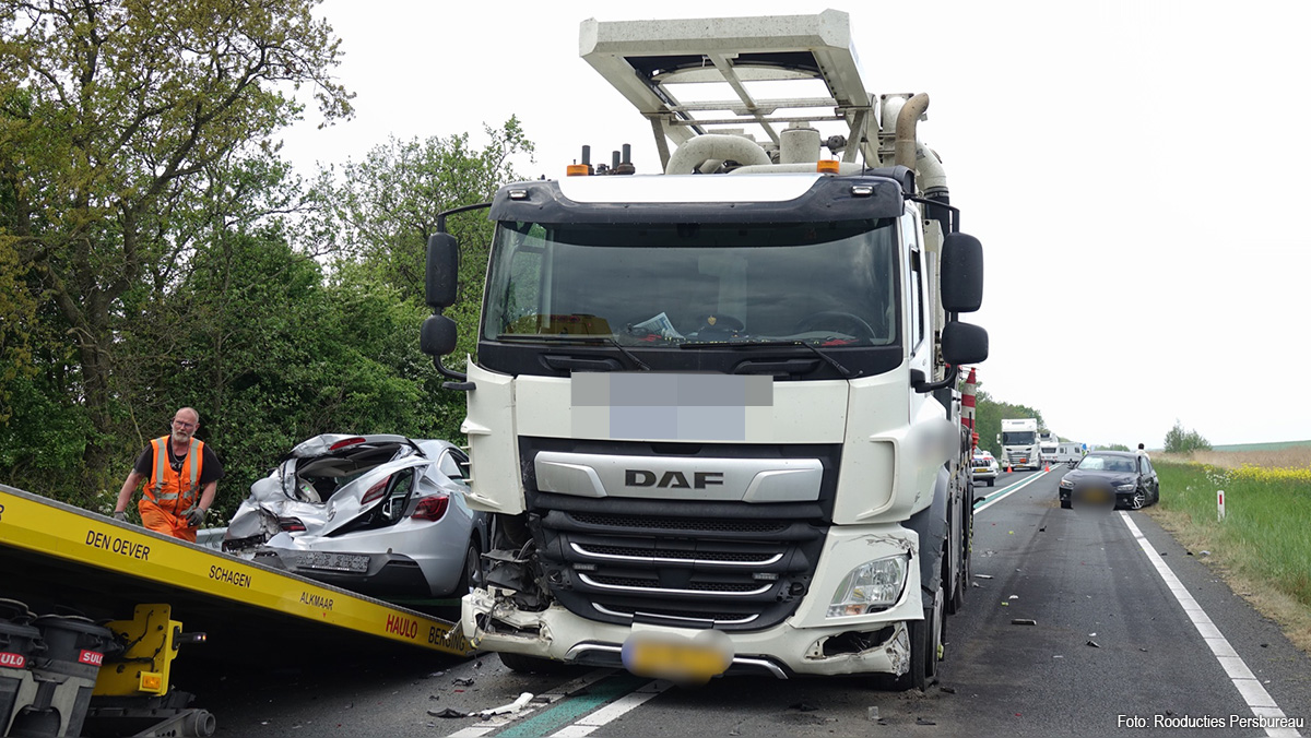 Twee auto's total-loss na aanrijding met vrachtwagen op N99