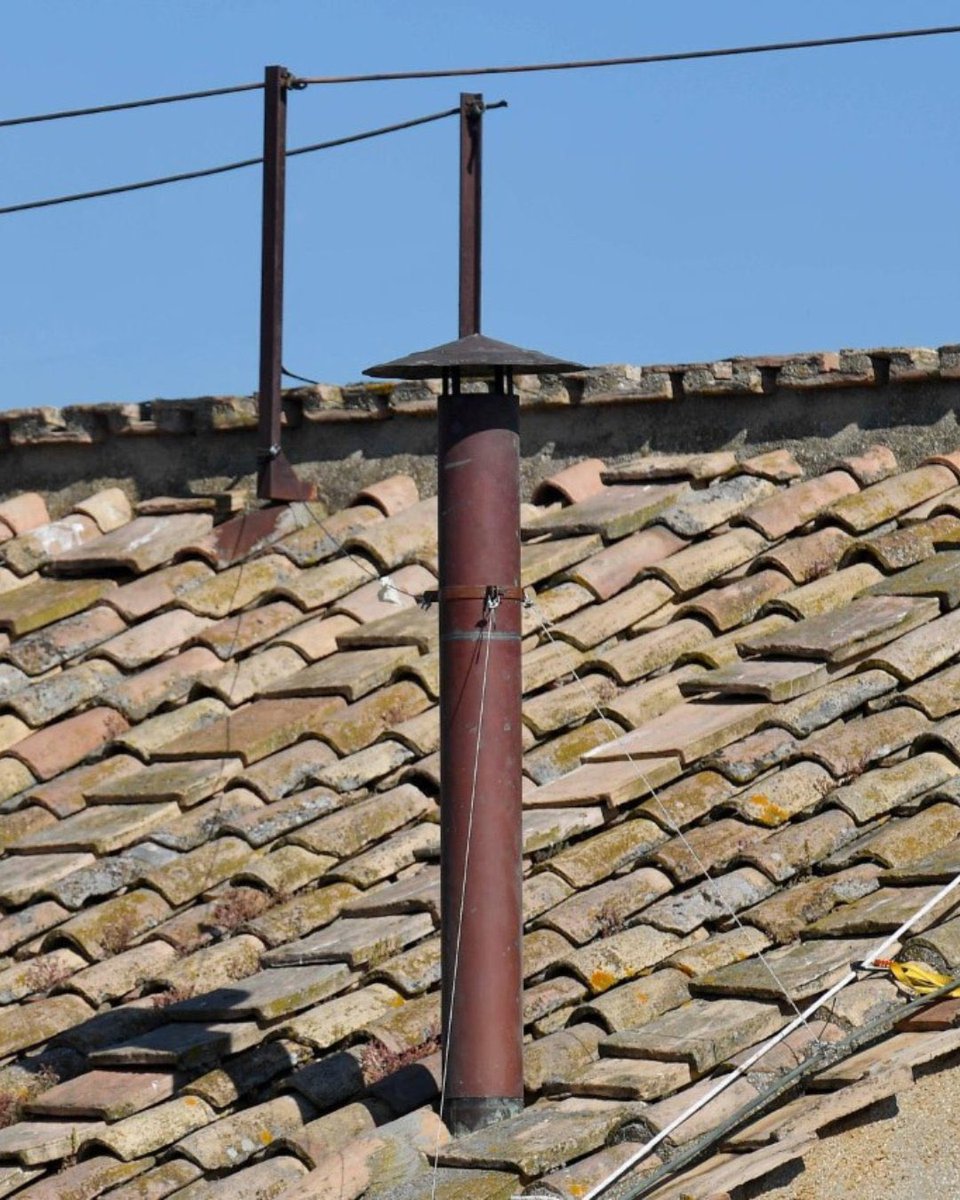 🔺#ASÍ: Los bomberos del Vaticano ya colocaron la chimenea que anunciará al mundo la elección del nuevo Papa.

Los cardenales se reunirán en la Capilla Sixtina el 7 de mayo para iniciar el cónclave. 

Dos veces al día, por la mañana (excepto el 7 de mayo) y por la tarde, saldrá