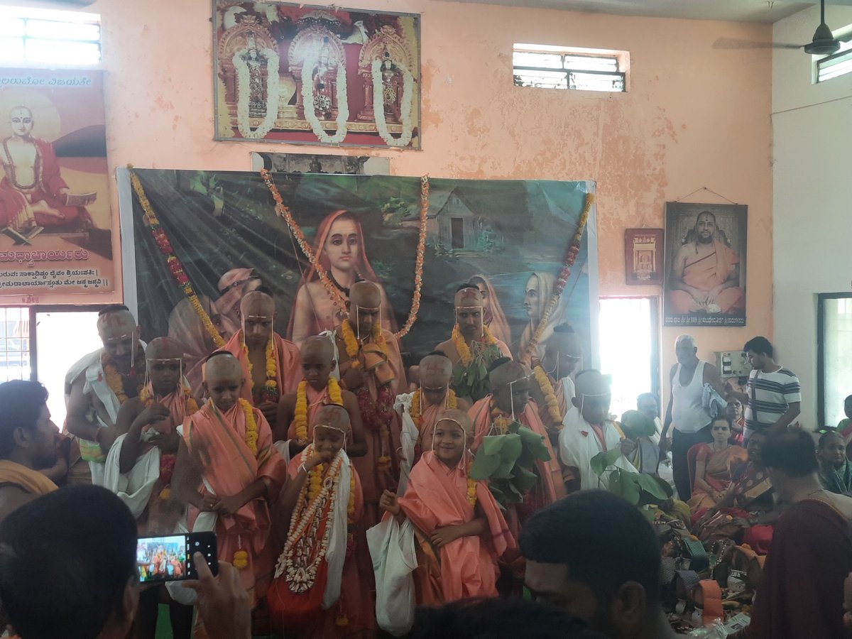 Chandra94161109's tweet photo. ಶಂಕರ ಜಯಂತಿಯ ಪವಿತ್ರ ಸಂದರ್ಭದಲ್ಲಿ ಗುಲಬರ್ಗಾ ಮಠದಲ್ಲಿ ಬ್ರಹ್ಮೋಪದೇಶದ ಪುಣ್ಯ ಕಾರ್ಯಗಳು ಭಕ್ತಿಪೂರ್ವಕವಾಗಿ ನೆರವೇರಿಸಲ್ಪಟ್ಟವು. ಈ ಧಾರ್ಮಿಕ ಆಚರಣೆಗೆ ವಿವಿಧ ಪ್ರದೇಶಗಳಿಂದ ಭಕ್ತರು ಮತ್ತು ಶಿಷ್ಯರು ಭಾಗವಹಿಸಿದರು."@sringerimath
@AhammBrahmaasmi
#shankaracharyajayanti https://t.co/ZkKI1zGNCI