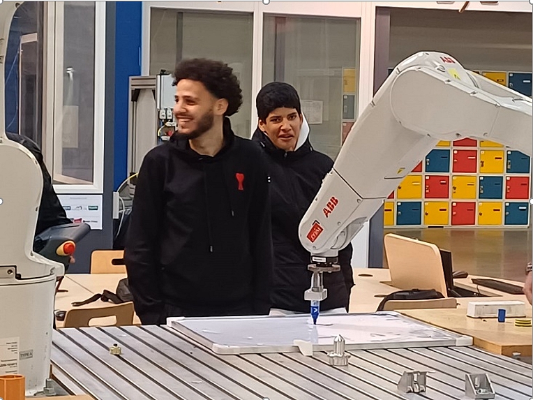 LBPascalForbach's tweet photo. Visite inspirante à l’@ENIM_Metz ! Les Terminales Bac Pro MSPC ont découvert le pôle robotique dans le cadre des #CordéesDeLaRéussite : bras ABB, automatisation, échanges avec étudiants et enseignants.  Une immersion concrète dans l’ingénierie de demain ! 🚀
@pf_mourier
@cabbeke https://t.co/VNJNx2cxvH