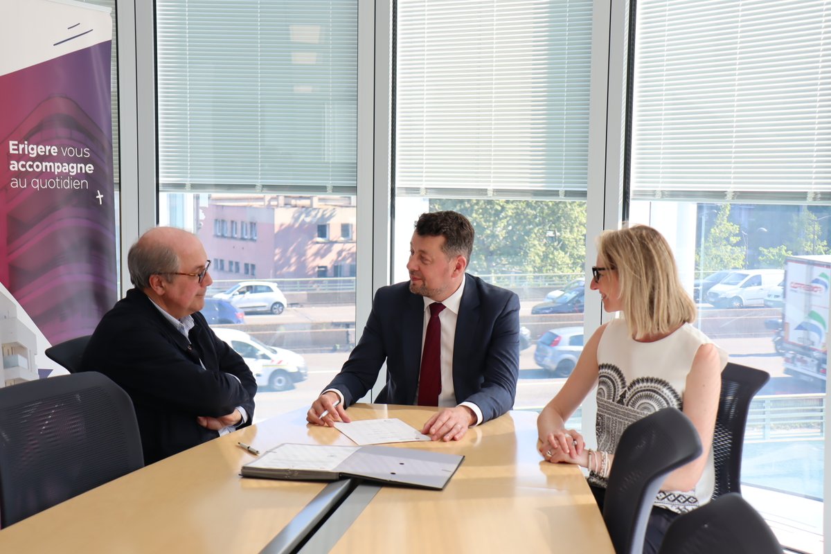 #Signature | Un prêt à impact signé avec <a href="/CE_iledefrance/">Caisse d'Epargne IDF</a>  <a href="/ApesDsu/">L'apes</a> 🌍
Un partenariat au service d’un logement plus durable et solidaire.
💥 Infos → bit.ly/3RI3SWR
#LogementDurable #RSE