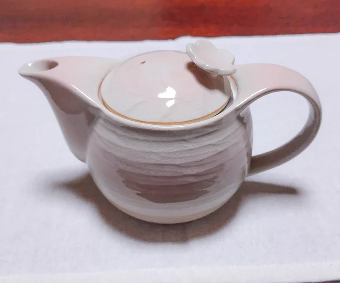 あと〜!!!別のとこの急須 この滲む桃色が桜と相まって良いし蓋にはあとさりげない蔦?葉脈?模様もあり、ものすごく可愛いんだけどたった1200円でバグ?????になった 訳アリ品にしてもぜんぜん気になるとこ無いんすよ。あえて探せば蓋が小さめ…?けど本当にほぼ無い…最高……