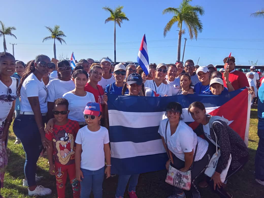 DmtTrinidad's tweet photo. Viva el 1ero de #Mayo,con orgullo y júbilo todos en el desfile porque #PorCubaJuntosCreamos,la #DMTSS en #TrinidadDeCuba presente. https://t.co/8gt8akWDoZ