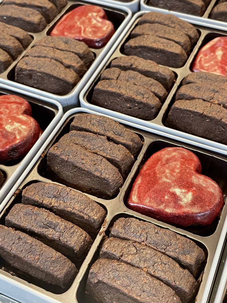 o_tsuka107's tweet image. 「焼き菓子のある時間」3日目終了!
ご来店くださいました皆様、ありがとうございました🙇♀️🙇♀️
スタッフ大塚のオススメは
看板商品の「カヌレ」
と
赤いハートが可愛い「コフレアムール」♥️
(ショコラ生地にフランボワーズのコーティングをしたケーキのようなサブレ)
明日もお待ちしております🤗