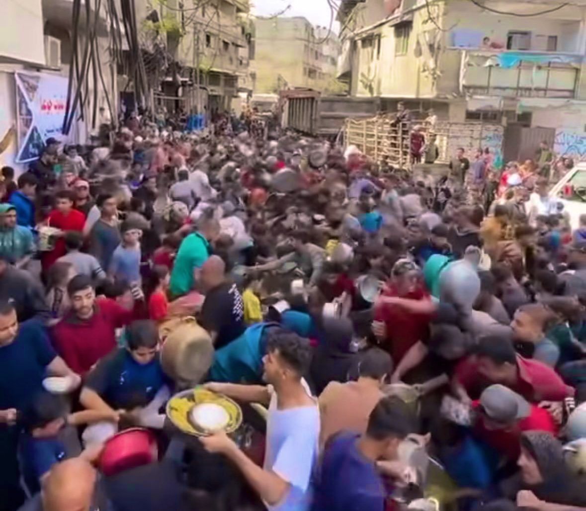 Gözün alabildiğine... Tüm Gazze yiyecek bir şeyler arıyor.

Toplu cezalandırma ve aç bırakılarak öldürme, tüm yasa ve dinlerde reddedilen bir şeydir.

Bu sessizlik beni derinden sarsıyor; en azından bu kıtlık, tüm dünyanın konuştuğu bir mesele olmalı.