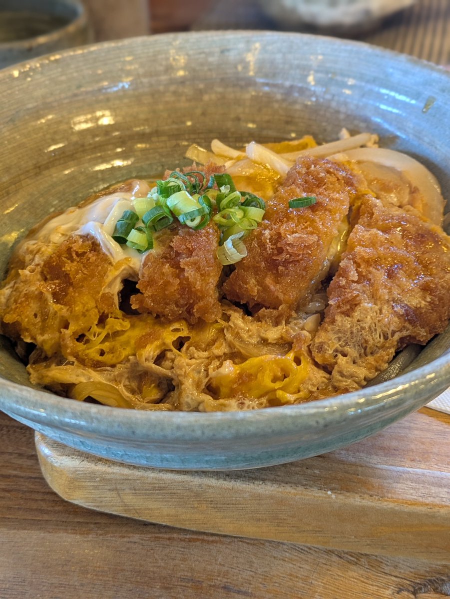 emadesuyo's tweet photo. 若松ひびきの　うどん勢のカツ丼セット　うどんのスープお出汁おいしい　スイカが出てました（笑）　白くてゆったり快適 https://t.co/0j1YF4tbw1