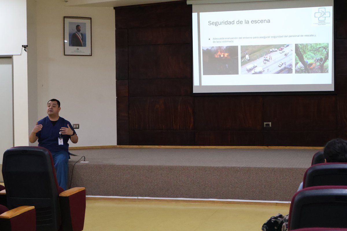 ¡Buenos días! 🌤 Hoy iniciamos capacitación en nuestro hospital para funcionarios/as de CONAF. 

El Dr. Jorge Hernández, traumatólogo, lidera un curso certificado en primeros auxilios en zonas agrestes, y por la tarde, SAMU continuará con RCP y uso de DEA. 🤝🙌