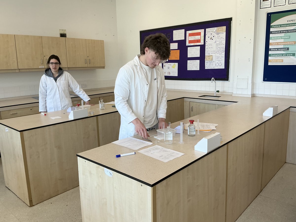 KMGateshead's tweet image. Our very clever Year 12 scientists have been measuring the rate of chemical reactions today by mixing a solution of sodium thiosulphate with dilute hydrochloric acid that produced a yellow solid of sulfur. #welovescience #Dunston #gateshead