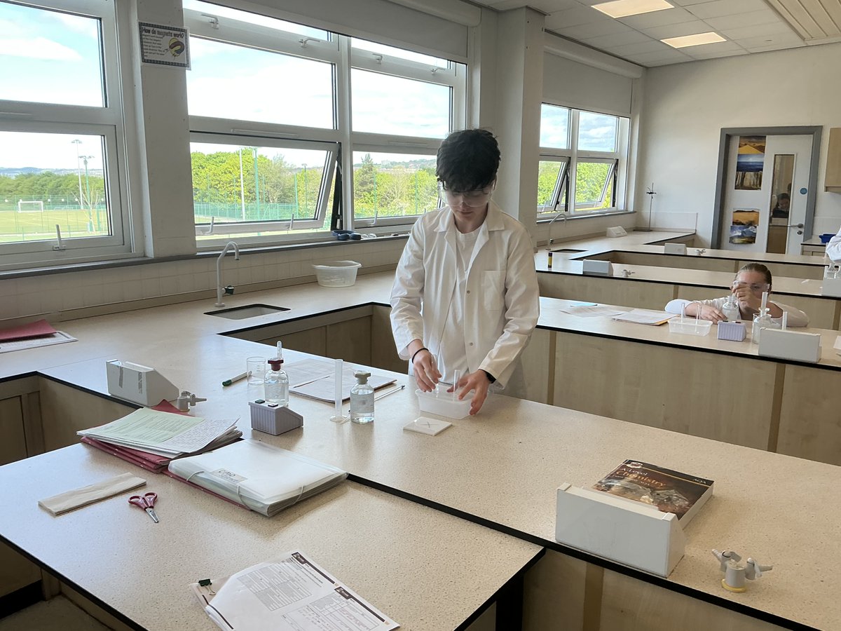 KMGateshead's tweet image. Our very clever Year 12 scientists have been measuring the rate of chemical reactions today by mixing a solution of sodium thiosulphate with dilute hydrochloric acid that produced a yellow solid of sulfur. #welovescience #Dunston #gateshead