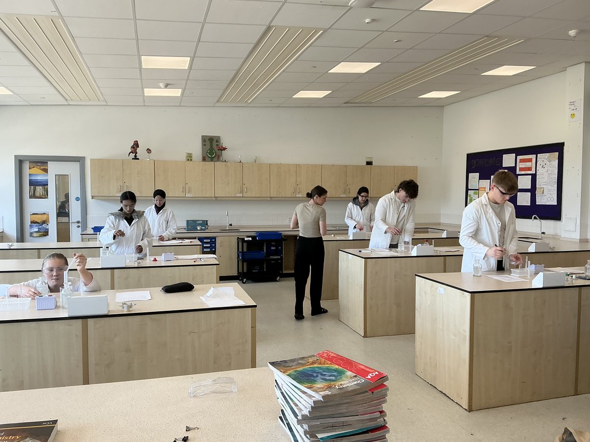 KMGateshead's tweet image. Our very clever Year 12 scientists have been measuring the rate of chemical reactions today by mixing a solution of sodium thiosulphate with dilute hydrochloric acid that produced a yellow solid of sulfur. #welovescience #Dunston #gateshead