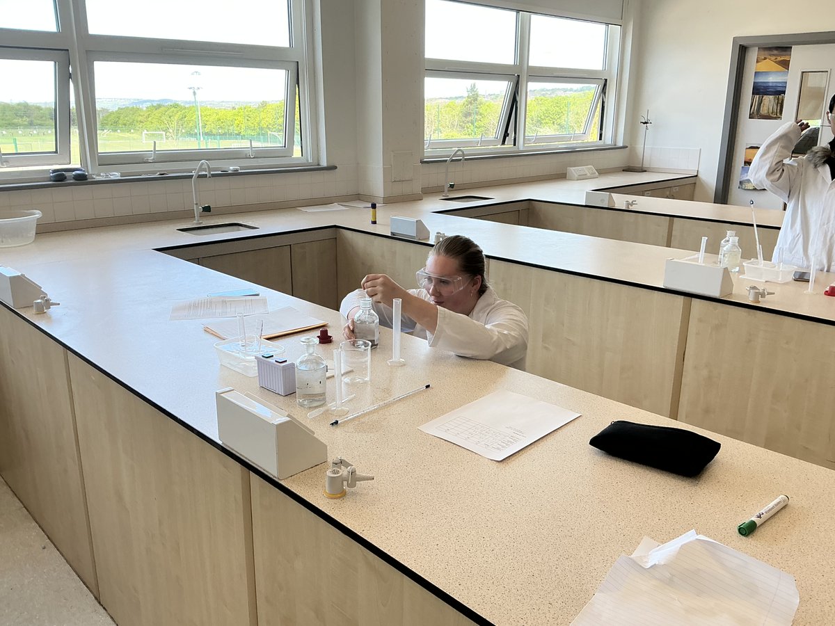 KMGateshead's tweet image. Our very clever Year 12 scientists have been measuring the rate of chemical reactions today by mixing a solution of sodium thiosulphate with dilute hydrochloric acid that produced a yellow solid of sulfur. #welovescience #Dunston #gateshead