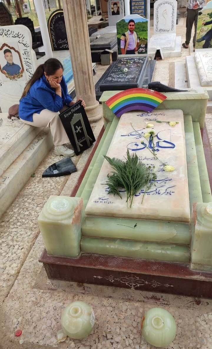 kosareftekharii's tweet image. مزدوران جمهوری اسلامی، سنگ مزار #کیان_پیرفلک را شکستند؛ همانطور که با گلوله جانش را گرفتند و با قساوت، دلهای ما را دریدند.
کیانی که در لالایی مادران، در بغض پدران و در فریاد کودکان، زندهتر از همیشه است.
ای مزدور خامنهای، ای ملعونِ سیاه تاریخ، ای بزدل تاریکی!
از سنگ مزار یک…