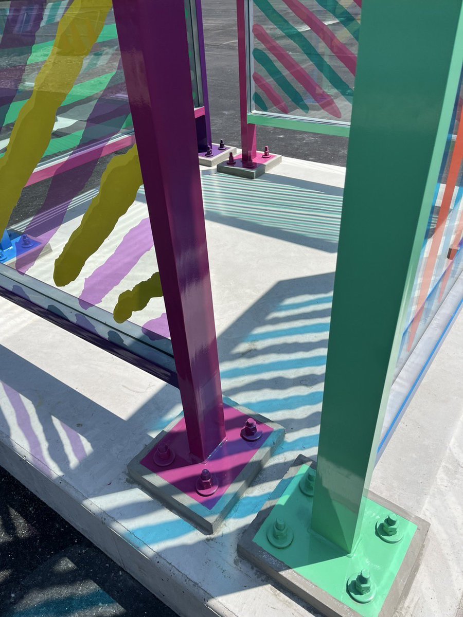 tamano_PR's tweet image. 【#瀬戸内国際芸術祭2025 Power Base作品公開🎉】

5/1から #PowerBase (蓄電池組立工場)に瀬戸芸作品が公開されました👏

#金氏徹平/Model of Something
ガラスにフリーハンドでストライプを描き、レイヤーによって複雑で立体的な模様を生み出している作品です😊

#玉野市