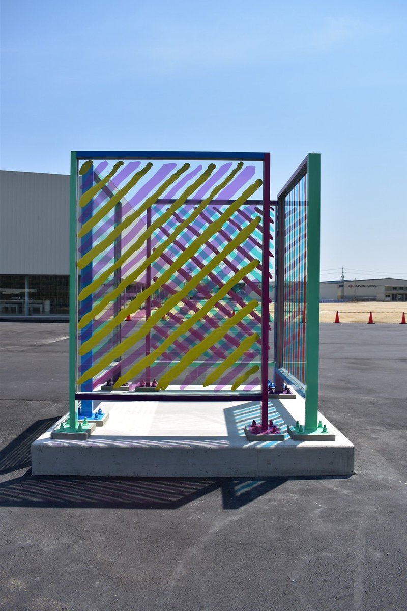 tamano_PR's tweet image. 【#瀬戸内国際芸術祭2025 Power Base作品公開🎉】

5/1から #PowerBase (蓄電池組立工場)に瀬戸芸作品が公開されました👏

#金氏徹平/Model of Something
ガラスにフリーハンドでストライプを描き、レイヤーによって複雑で立体的な模様を生み出している作品です😊

#玉野市