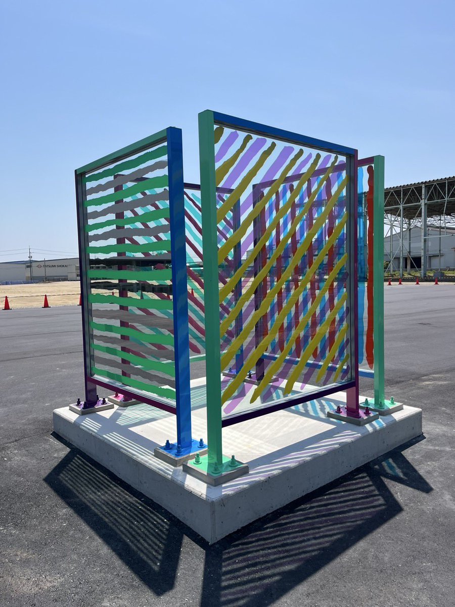 tamano_PR's tweet image. 【#瀬戸内国際芸術祭2025 Power Base作品公開🎉】

5/1から #PowerBase (蓄電池組立工場)に瀬戸芸作品が公開されました👏

#金氏徹平/Model of Something
ガラスにフリーハンドでストライプを描き、レイヤーによって複雑で立体的な模様を生み出している作品です😊

#玉野市