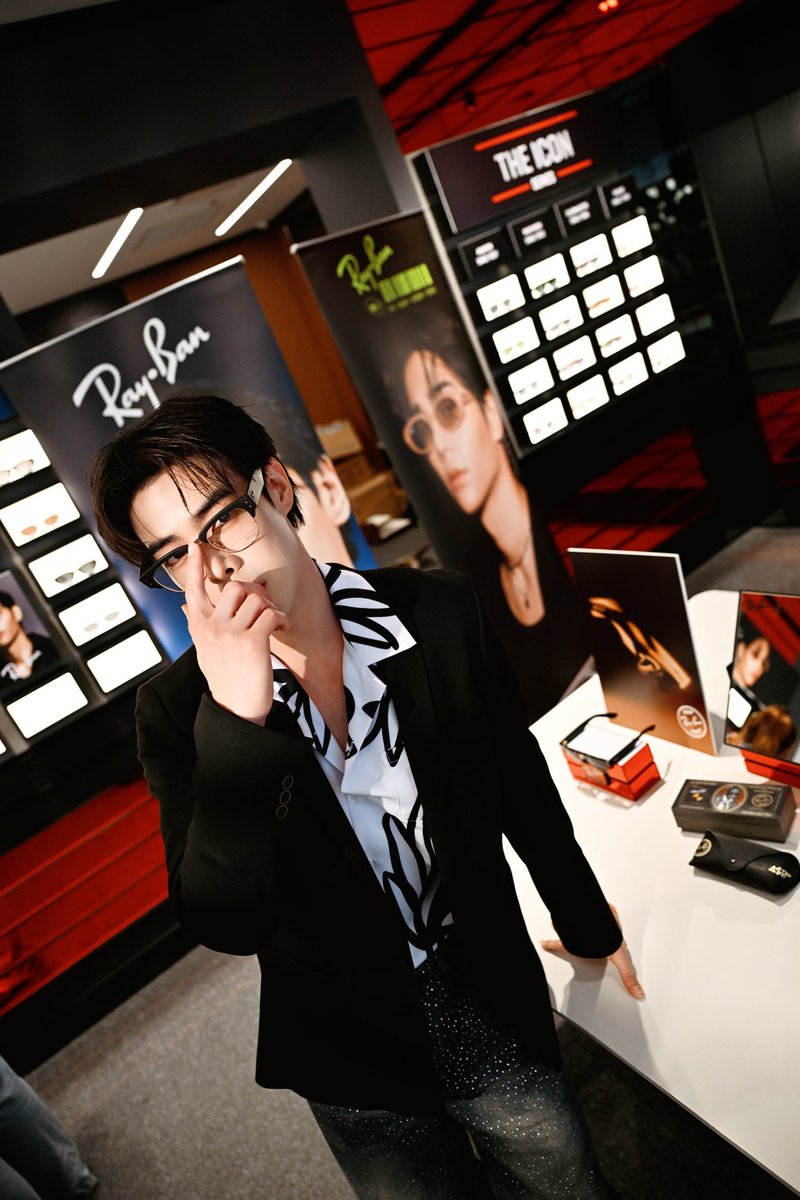 bestbesbestt's tweet photo. งือ เรยแบน เค้าทำขาแว่นหนาแล้ว  โบยมากก จึ้งมาก  ใส่แล้ว ซิกม่า แฟบอย สุดๆ  #EssilorLuxottica @EssiLux https://t.co/tDLj1yaIWQ