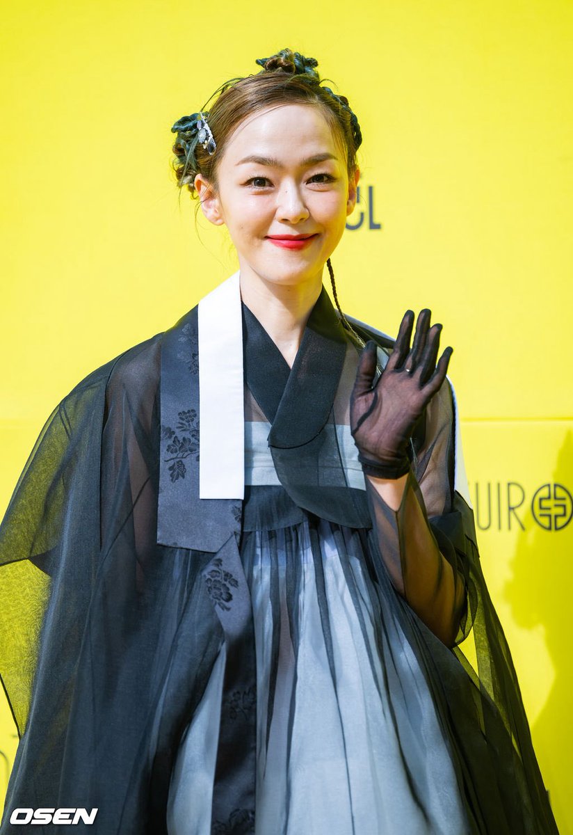 🇰🇷오늘 있었던 서울패션로드에서 자우림 김윤아님의 한복패션.
정말 고급스럽고 아름다워서 소개해봅니다.😍