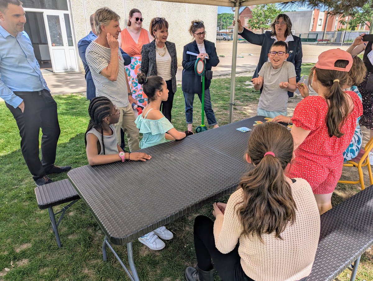 📚 Ce vendredi 2 mai, la rectrice de l’<a href="/ac_normandie/">Académie de Normandie</a>, Valérie Cabuil, a visité l’école des Acacias à Louviers pour découvrir un projet innovant autour de l'enseignement des savoirs fondamentaux : réinvestir le vocabulaire courant… en jouant  !
