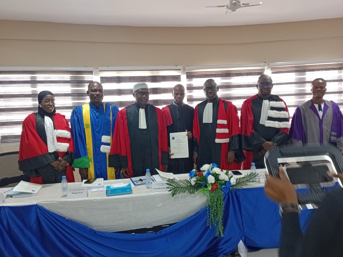 #Soutenance_Thèse

🎓 Du 28 au 30 avril, #WASCAL_UCAD a organisé les soutenances de thèse de ses étudiants en économie du changement climatique. Bravo aux 6 doctorants qui ont tous obtenu la mention 𝑻𝒓è𝒔 𝒉𝒐𝒏𝒐𝒓𝒂𝒃𝒍𝒆 ! 👏🌍

 🎓 Félicitations à nos nouveaux Docteurs ! 🎉