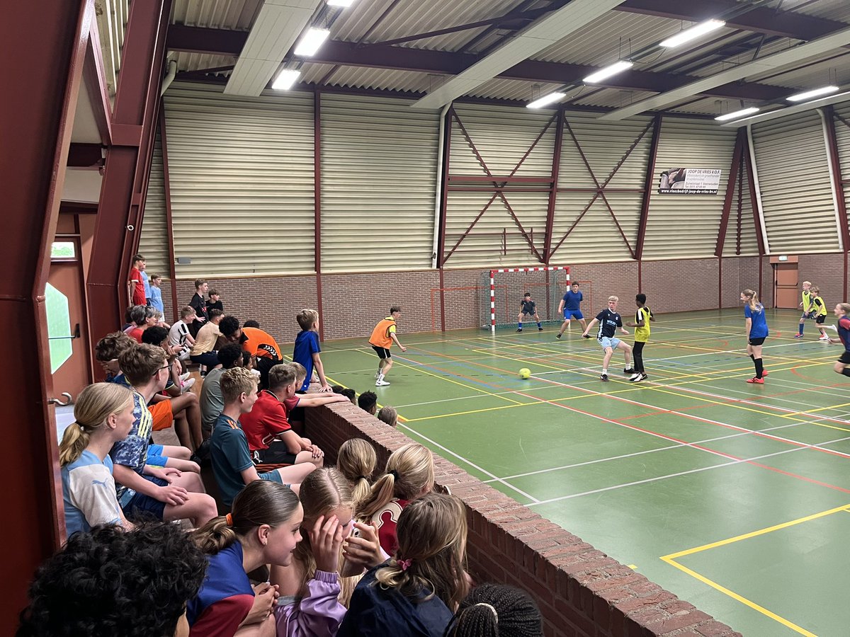 Volle tribunes vandaag in sportHAL Feanwâlden, tijdens het voetbaltoernooi van de jeugd van <a href="/SCVeenwouden/">SC Veenwouden</a> Dit zou in een sportZAAL natuurlijk nooit kunnen <a href="/dantumadiel/">Gemeente Dantumadiel</a>