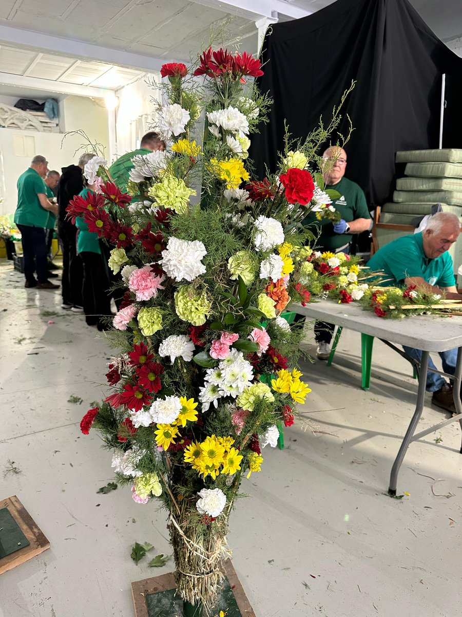 La idiosincrasia de los pueblos es un tesoro. 

Sillas desde por la mañana, cirios...

¡A día de la Cruz!