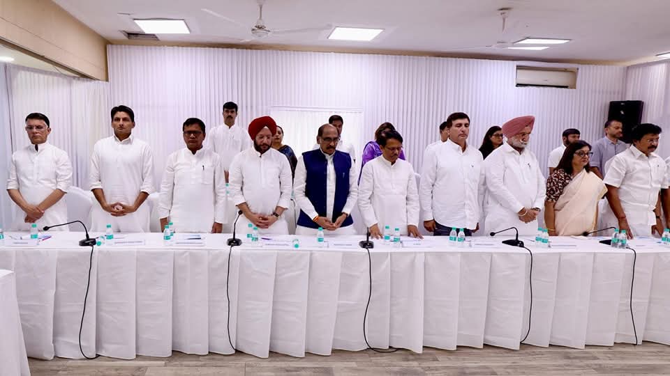 Harish Rawat (@harishrawatcmuk) on Twitter photo рдЖрдЬ рдХрд╛рдВрдЧреНрд░реЗрд╕ рд╡рд░реНрдХрд┐рдВрдЧ рдХрдореЗрдЯреА (CWC) рдХреА рдмреИрдардХ рдореЗрдВ рд╡рд░рд┐рд╖реНрда рдиреЗрддрд╛ рдПрд╡рдВ рдкреВрд░реНрд╡ рдХреЗрдВрджреНрд░реАрдп рдордВрддреНрд░реА рдбреЙ. рдЧрд┐рд░рд┐рдЬрд╛ рд╡реНрдпрд╛рд╕ рдЬреА рдХреЛ рд╢реНрд░рджреНрдзрд╛рдВрдЬрд▓рд┐ рджреА рдЧрдИред
ЁЯУН рджрд┐рд▓реНрд▓реА рдЖрдЬ рдХрд╛рдВрдЧреНрд░реЗрд╕ рд╡рд░реНрдХрд┐рдВрдЧ рдХрдореЗрдЯреА (CWC) рдХреА рдмреИрдардХ рдореЗрдВ рд╡рд░рд┐рд╖реНрда рдиреЗрддрд╛ рдПрд╡рдВ рдкреВрд░реНрд╡ рдХреЗрдВрджреНрд░реАрдп рдордВрддреНрд░реА рдбреЙ. рдЧрд┐рд░рд┐рдЬрд╛ рд╡реНрдпрд╛рд╕ рдЬреА рдХреЛ рд╢реНрд░рджреНрдзрд╛рдВрдЬрд▓рд┐ рджреА рдЧрдИред
ЁЯУН рджрд┐рд▓реНрд▓реА