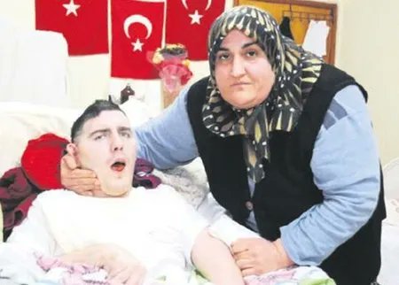 Rusya’da ‘kutsal kadın’ ilan edilen Gülsüm Kabadayı’nın "Umut" dolu hikayesi
Onu ilk gördüğünde sadece kimsesiz, yatalak bir gençti; adı bile bilinmiyordu. Ama Gülsüm Kabadayı, Antalya’daki bir hastane odasında karşılaştığı bu gence “Umut” adını vererek, sadece bir hayatı değil,