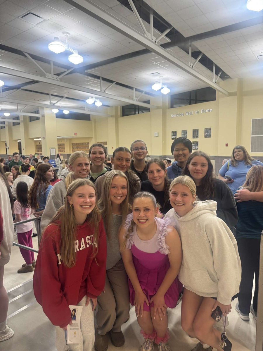 LSEGirls_Soccer's tweet photo. Last night Varsity supporter our very own senior, Britta Carlson, in the Spring LSE Musical SpongeBob! 

She’s not only the Student Council president &amp; a Varsity Soccer and Basketball stud - you can also find her up on stage! What a fun night! We love you Britta! 🖤💛⚽️💃🏻🪩🩰 https://t.co/fYgKAdTGBv