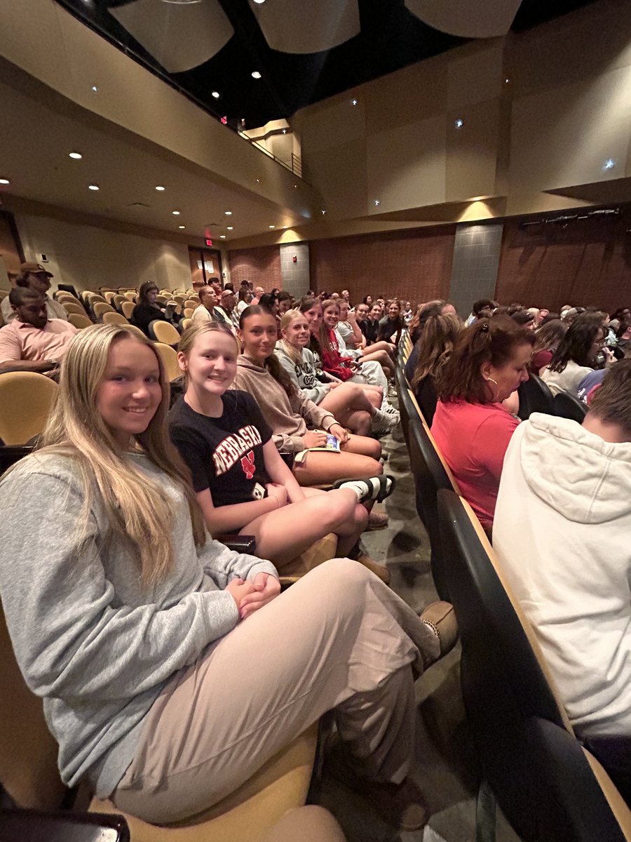 LSEGirls_Soccer's tweet photo. Last night Varsity supporter our very own senior, Britta Carlson, in the Spring LSE Musical SpongeBob! 

She’s not only the Student Council president &amp; a Varsity Soccer and Basketball stud - you can also find her up on stage! What a fun night! We love you Britta! 🖤💛⚽️💃🏻🪩🩰 https://t.co/fYgKAdTGBv