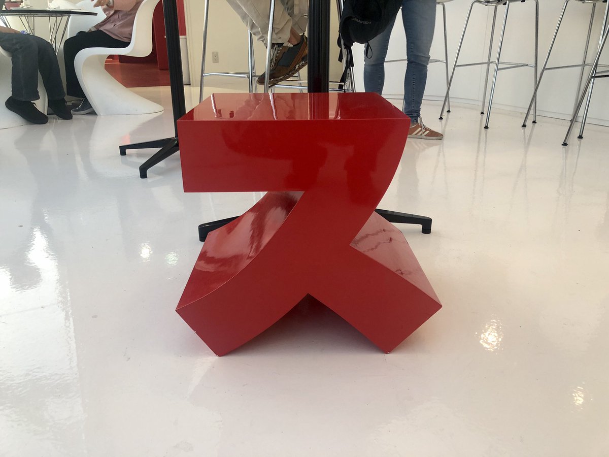 rogicalnote's tweet image. スイス館レストランにある、「ス」のイス