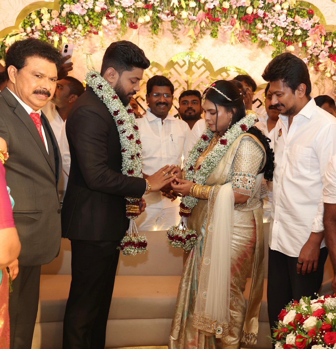 Udhaystalin's tweet image. கழக மீனவரணி செயலாளர் அண்ணன் @ajstalin17 அவர்களின் அன்பு மகள் அகஸ்டி மேரீஸ் பிரியங்கா – ஆன்றோ அஷின் இணையரின் திருமண வரவேற்பு விழாவில் நாகர்கோவிலில் இன்று பங்கேற்றோம். 

மணமக்கள் வாழ்வில் எல்லா வளமும் பெற்று பல்லாண்டு வாழ்கவென வாழ்த்தி மகிழ்ந்தோம்.

@geethajeevandmk @Manothangaraj…