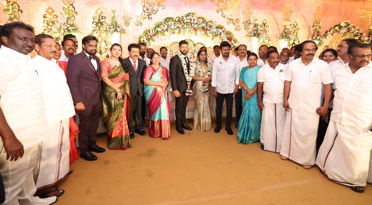 Udhaystalin's tweet image. கழக மீனவரணி செயலாளர் அண்ணன் @ajstalin17 அவர்களின் அன்பு மகள் அகஸ்டி மேரீஸ் பிரியங்கா – ஆன்றோ அஷின் இணையரின் திருமண வரவேற்பு விழாவில் நாகர்கோவிலில் இன்று பங்கேற்றோம். 

மணமக்கள் வாழ்வில் எல்லா வளமும் பெற்று பல்லாண்டு வாழ்கவென வாழ்த்தி மகிழ்ந்தோம்.

@geethajeevandmk @Manothangaraj…