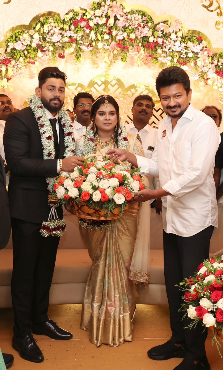 Udhaystalin's tweet image. கழக மீனவரணி செயலாளர் அண்ணன் @ajstalin17 அவர்களின் அன்பு மகள் அகஸ்டி மேரீஸ் பிரியங்கா – ஆன்றோ அஷின் இணையரின் திருமண வரவேற்பு விழாவில் நாகர்கோவிலில் இன்று பங்கேற்றோம். 

மணமக்கள் வாழ்வில் எல்லா வளமும் பெற்று பல்லாண்டு வாழ்கவென வாழ்த்தி மகிழ்ந்தோம்.

@geethajeevandmk @Manothangaraj…