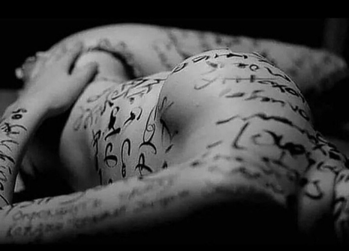 El_elmodeella's tweet photo. Cada musa
merecía su página
en su cuerpo,
pero la letra se desgasta
y los bordes se rompen.
Preferiría ser
la columna vertebral
en su biografía.

#EróticoAquelarre
#TuPoesía 
#ErotismoYLetras
#EroTuits https://t.co/sHq6T3oS2C