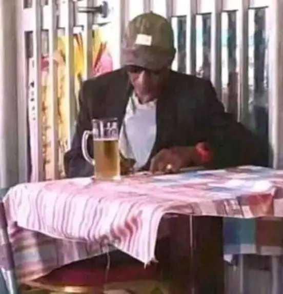 AmharaInform's tweet photo. የአብይ ወንድም እስክንድር ሸዋ ቀወት ወረዳ ራሳ ቀበሌ ተወሽቆ ድራፍቱን እየተጋተ ይቅርታ የአማራን ደም እየተጋተ ትግሉ በዚህ መልክ እየመራው ነው!
የአማራን ደም እንዳፈሰስክ አትቀርም! 
የአማራ ፋኖ በሸዋ ጎጃም ወሎና ጎንደር ምን እሰራችሁ ነው? https://t.co/cyjmGvUH8w