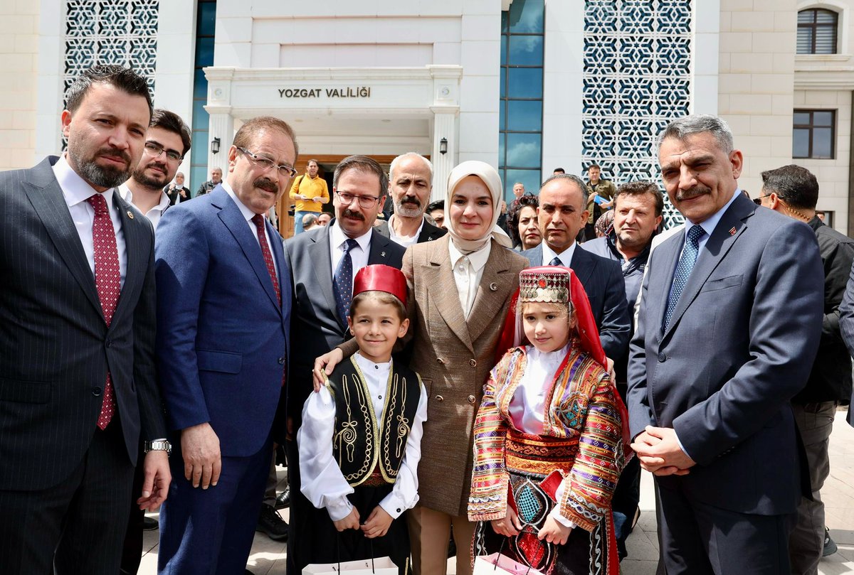 Bakanımız Sn. Mahinur Özdemir Göktaş, Yozgat Valiliği'ni ziyaret ederek şehirde yürütülen çalışmalara dair bilgi aldı.

Toplantıda 2025 #AileYılı kapsamında hayata geçirilen aile odaklı faaliyetler değerlendirdi.